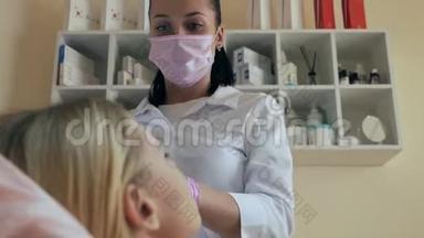 临床美容医生与病人讨论美容程序。 医务美容师